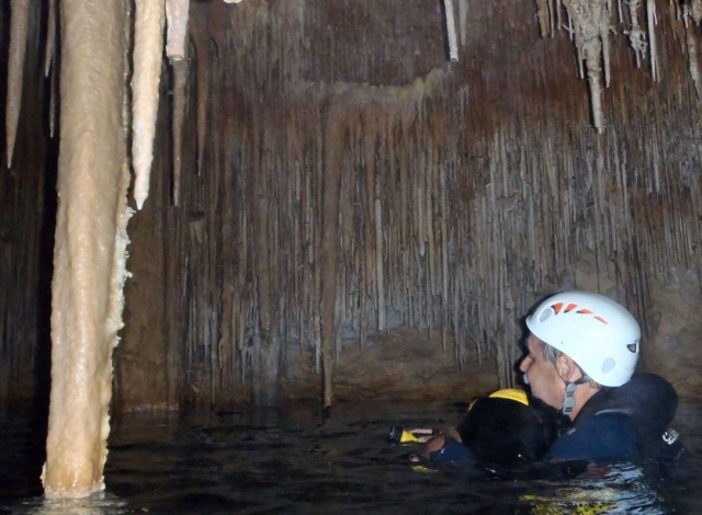 Inspeccionando la cueva inundada